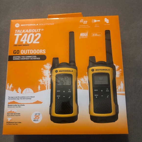 MOTOROLA Talkabout T402 Rechargeable 2-Way Radios BRAND NEW IN BOX (2 pack) - Picture 2 of 14